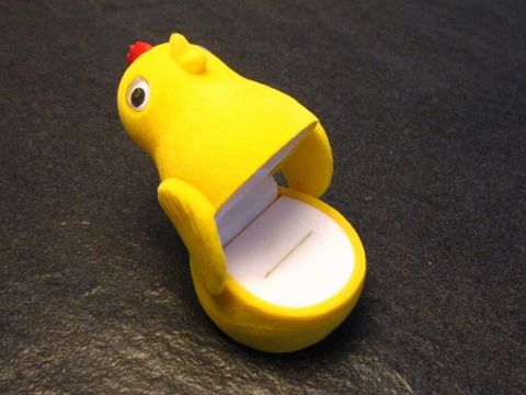 Geschenkschachtel in Form eines gelben Kükens, geöffnet und zeigt den Innenraum für Schmuck oder kleine Geschenke, Größe 70 mm, hergestellt von Juwelier Harnisch, ideal für Kinder.