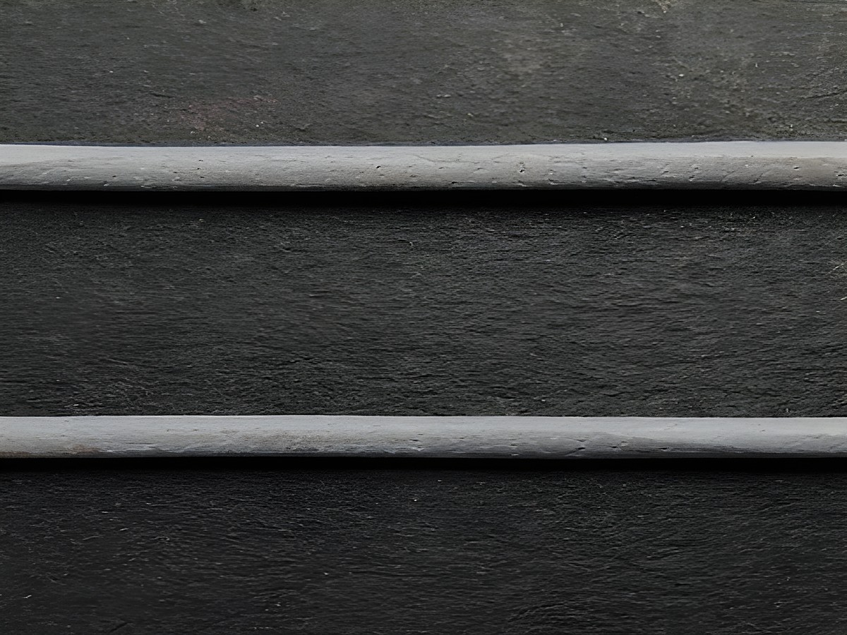 Graue Kette aus Ziegenleder mit einer Länge von ca. 100 cm und einer Dicke von 1,2 mm, hergestellt von Juwelier Harnisch, Lederband Lederkette.