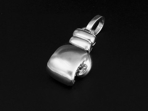 Weißgold Anhänger in Form eines Boxhandschuhs mit einem Brillant, handgefertigt aus Weißgold 750, Hersteller: Juwelier Harnisch, ideal für Boxsportliebhaber.