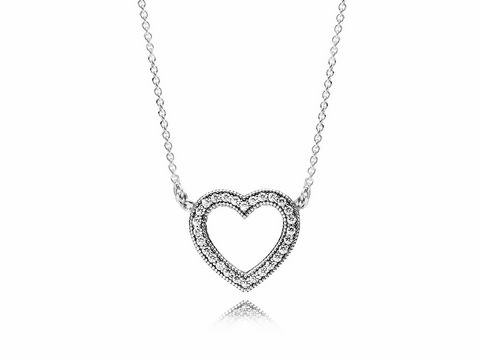 Silberne Kette mit Anhänger in Herzform von Pandora, verziert mit funkelnden Zirkonia, Länge 45 cm, elegantes Schmuckstück für besondere Anlässe.