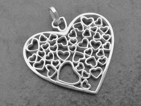Silber Anhänger in Form eines großen Herzens, durchzogen von zahlreichen kleineren Herzen, romantisch und filigran, Hersteller Juwelier Harnisch, ideal für besondere Anlässe.