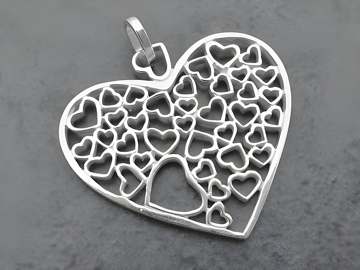 Silber Anhänger in Form eines großen Herzens, durchzogen von zahlreichen kleineren Herzen, romantisch und filigran, Hersteller Juwelier Harnisch, ideal für besondere Anlässe.