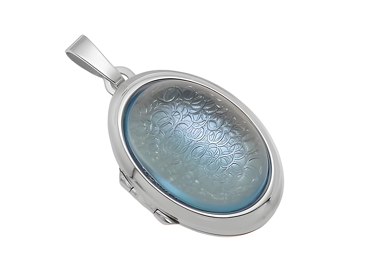 Blautopas Skye Blue Cabochon in einem eleganten Weißgold 585 Medaillon vom Juwelier Harnisch, feine Details und edle Optik, ideal als Schmuckstück für besondere Anlässe.