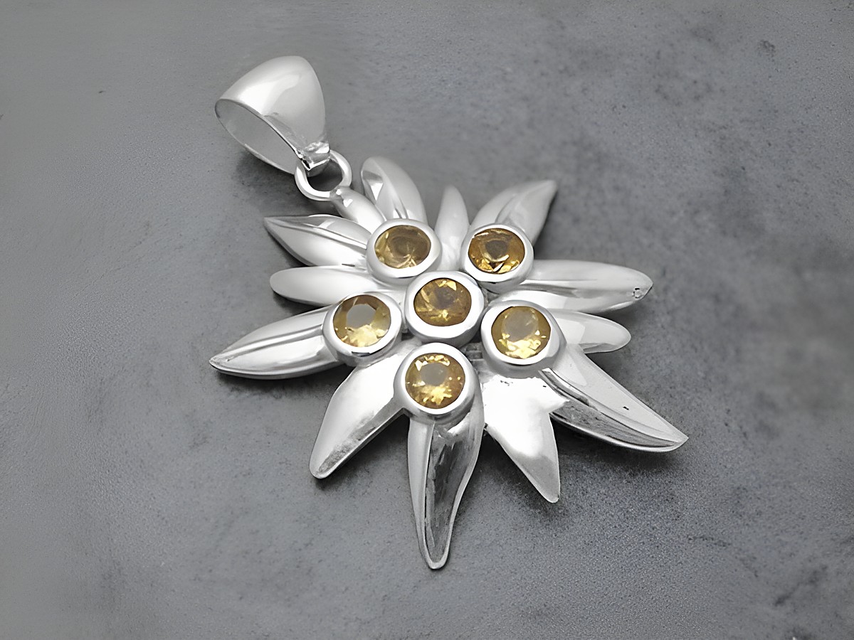 Edelweiß Silber Anhänger 43,4 mm mit Alpenblumen-Design und leuchtenden Citrinen als Schmuckstück, Hersteller Juwelier Harnisch, ideal für Liebhaber von Pflanzen und alpenländischem Stil.