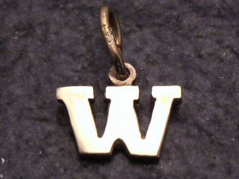 Gold Anhänger mit dem Buchstaben W, in 333er Gold, hergestellt von Juwelier Harnisch, elegant und schlicht designed, ideal als persönliches Geschenk oder Schmuckstück.