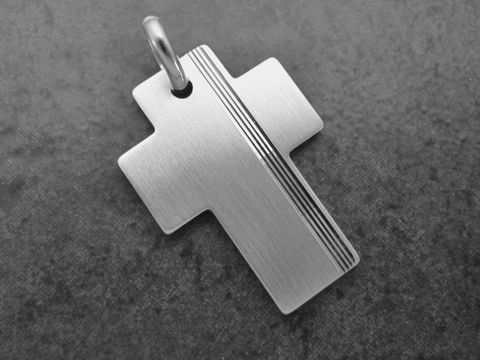 Silber Anhänger in modernem Design, Kreuzform, mattiert, schlicht gehalten, Hersteller: Juwelier Harnisch. Ideal als zeitloses Schmuckstück.