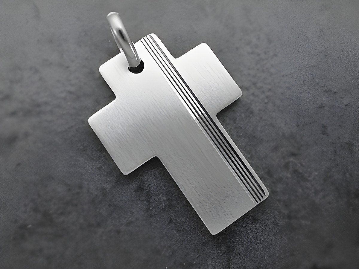 Silber Anhänger in modernem Design, Kreuzform, mattiert, schlicht gehalten, Hersteller: Juwelier Harnisch. Ideal als zeitloses Schmuckstück.