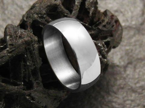 61186-0 Edelstahlring in Größe 22/69,5, gewölbt, 6 mm breit, poliert und massiv, hergestellt von Juwelier Harnisch.