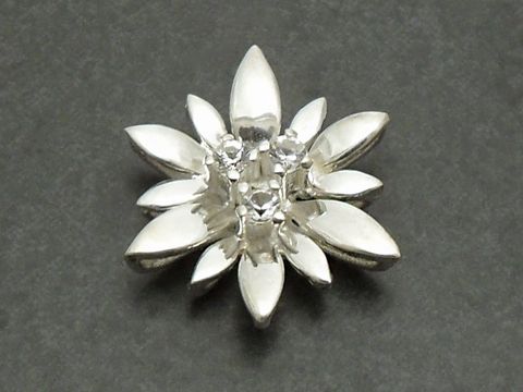 Silber Anhänger 17x17mm mit einer Synth. Spinell-Blume, Hersteller: Juwelier Harnisch, zusätzlich weitere Steine, in glänzender Oberfläche und blütenförmigem Design.