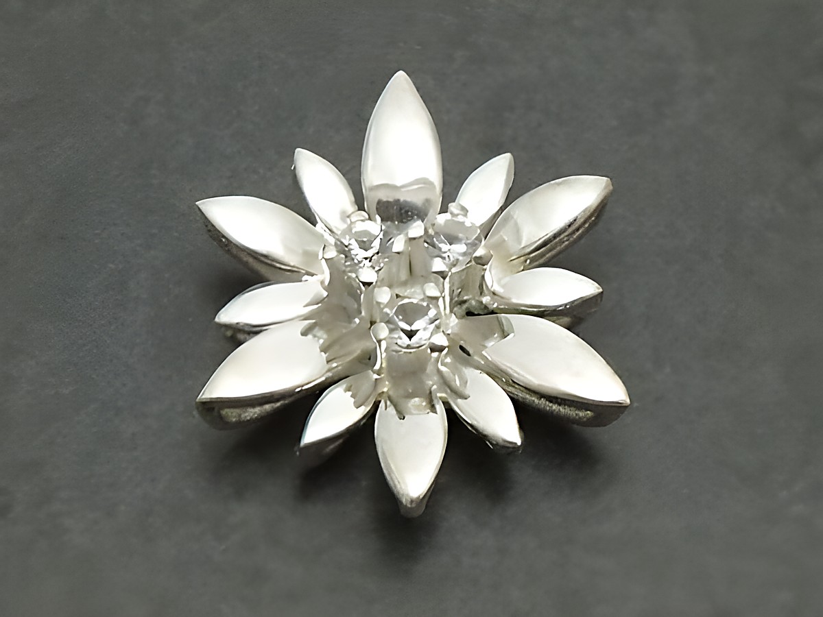 Silber Anhänger 17x17mm mit einer Synth. Spinell-Blume, Hersteller: Juwelier Harnisch, zusätzlich weitere Steine, in glänzender Oberfläche und blütenförmigem Design.
