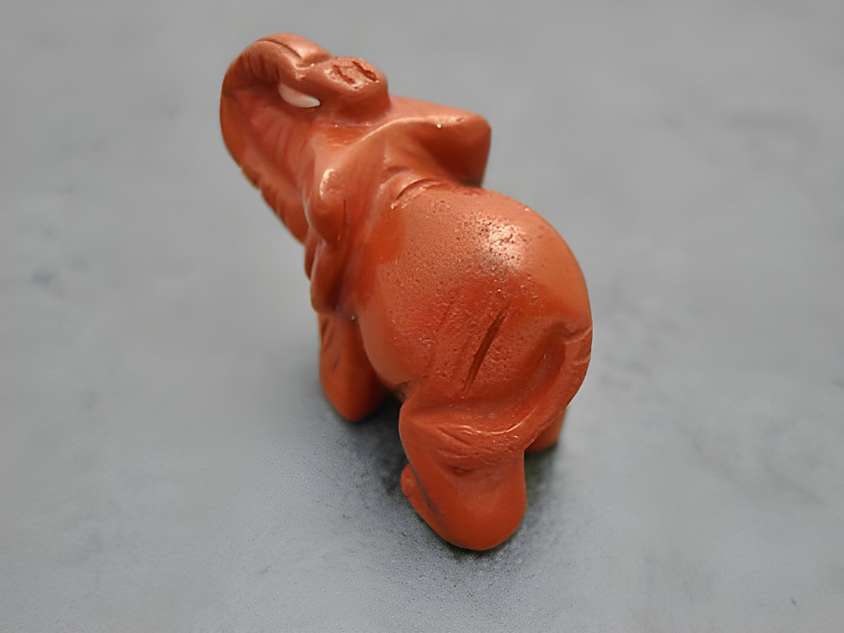 Ein rotnbrauner Elefant aus Achat, stehend und als Steinfigur gefertigt. Hersteller: Juwelier Harnisch. Dieser Elefant dient als Glücksbringer und ist ideal für Sammler. – Ansicht 2