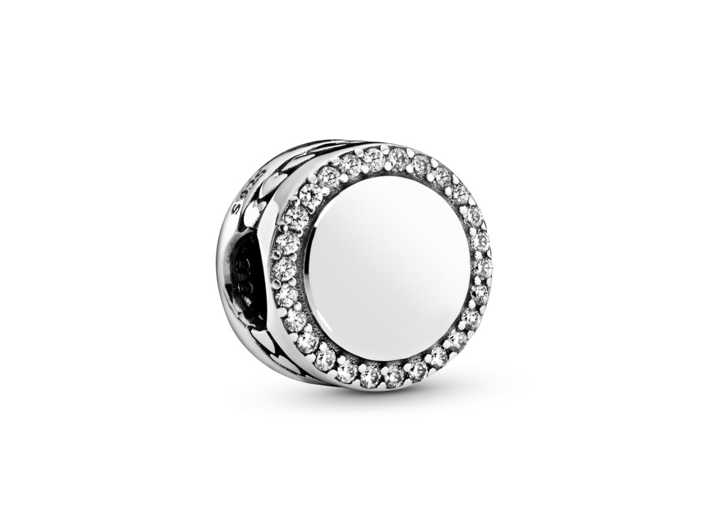 Funkelnder Pandora 798747C01 Charm aus Silber mit einem klaren Stein in der Mitte, umgeben von einer Spitze aus funkelnden Zirkonia Steinen, glänzend und elegant gestaltet.