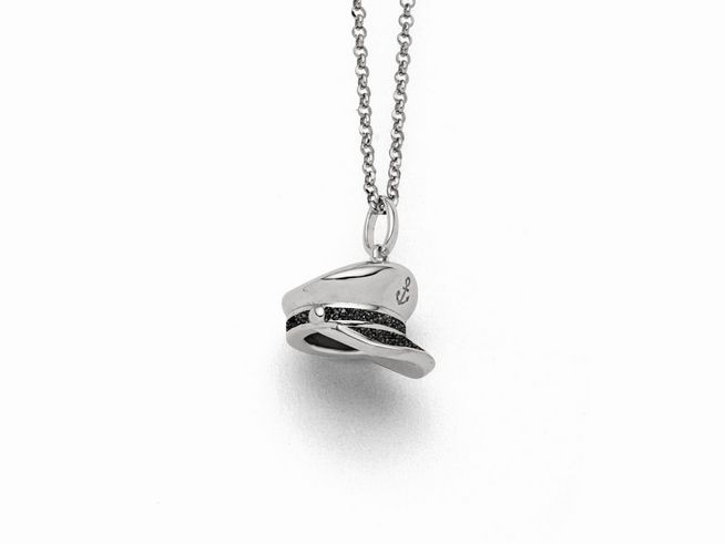 Eine elegante Sterling Silber Kette mit einem Anhänger in Form einer Kapitänsmütze, verziert mit Lavasand, Länge 42 cm, von DUR Schmuck.
