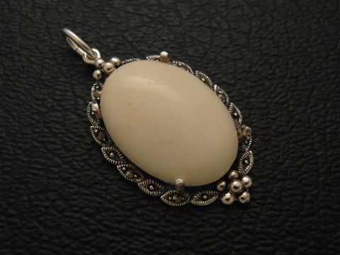 Cabochon - versteinerter Knochen - Silber Medaillon Anhänger von Juwelier Harnisch mit geschwungenem Design und feinen Verzierungen, ideal für individuelle Schmuckkollektionen.