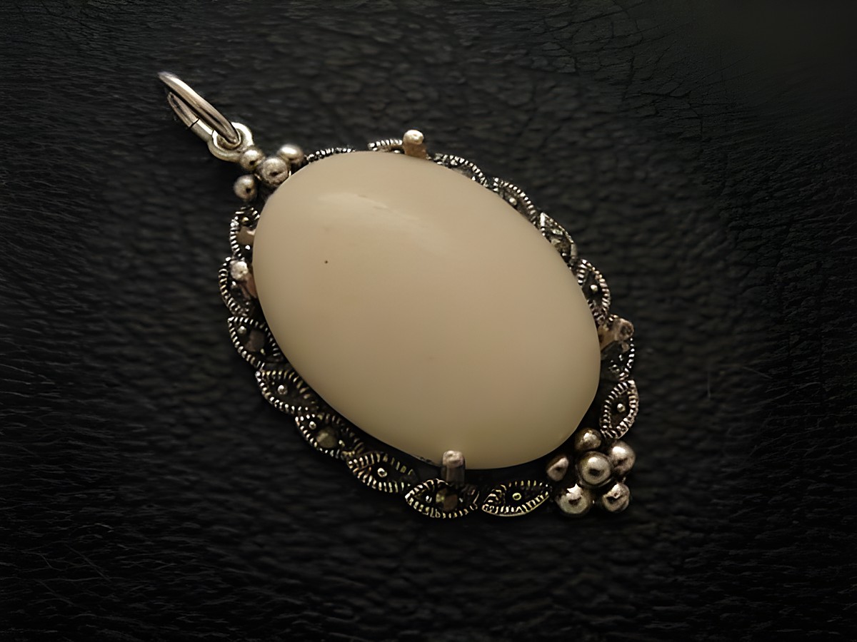 Cabochon - versteinerter Knochen - Silber Medaillon Anhänger von Juwelier Harnisch mit geschwungenem Design und feinen Verzierungen, ideal für individuelle Schmuckkollektionen.