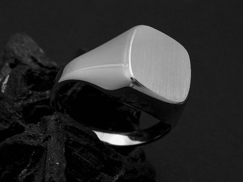 Weißgold Ring viereckig Goldring dezent Größe 61 Hersteller Juwelier Harnisch über Größe 60 19 auf schwarzem Hintergrund mit glänzender und matter Oberfläche.
