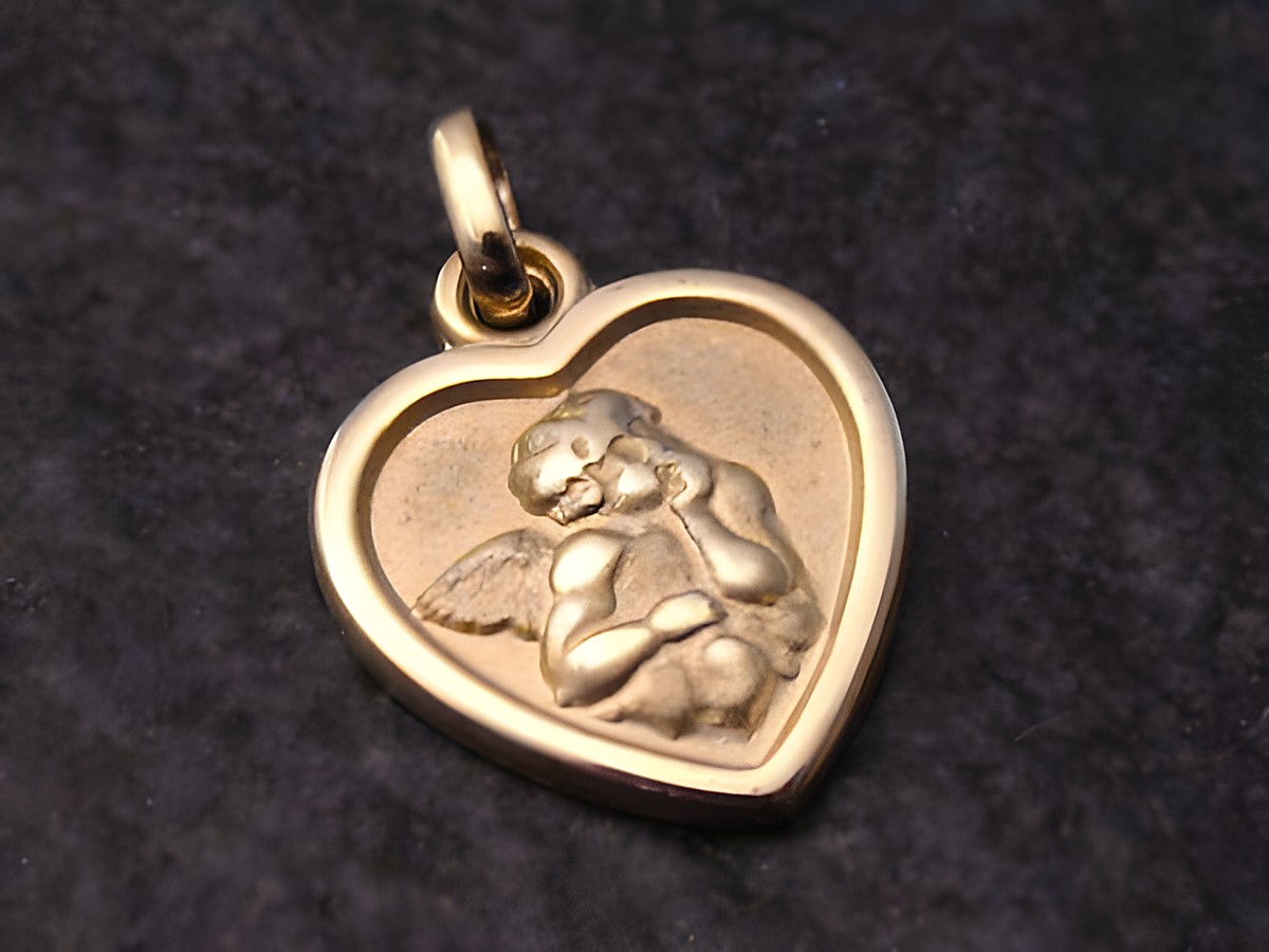 Schutzengel Gott schütze Dich Engel Gold Anhänger B von Juwelier Harnisch, herzförmiger Anhänger mit einem Engel, der auf einer goldenen Oberfläche dargestellt ist.