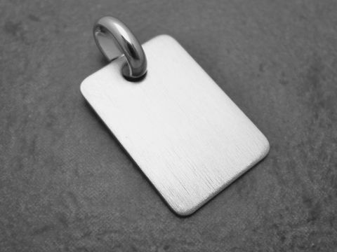 Gravurplatte rechteckig 24 mm Anhänger aus mattem Sterling Silber mit rhodinierten Finish, schlichtes Design von Juwelier Harnisch, ideal zum Gravieren.