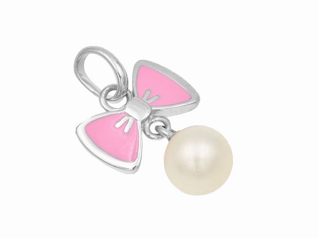 Ein eleganter Anhänger in Form einer Schleife mit rosa Lackdetails und einer polierten Süßwasserperle. Hergestellt aus rhodiniertem Sterlingsilber, ideal für Schmuckliebhaber.