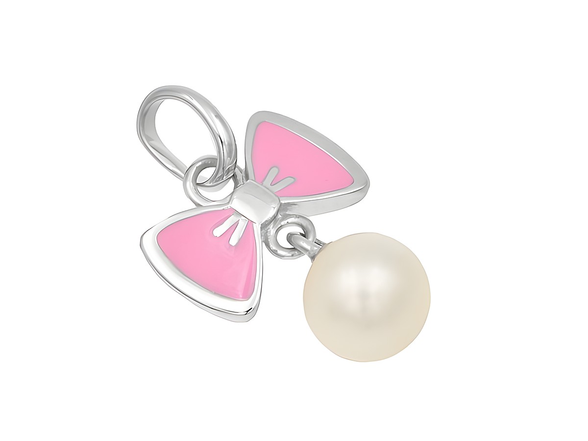 Ein eleganter Anhänger in Form einer Schleife mit rosa Lackdetails und einer polierten Süßwasserperle. Hergestellt aus rhodiniertem Sterlingsilber, ideal für Schmuckliebhaber.