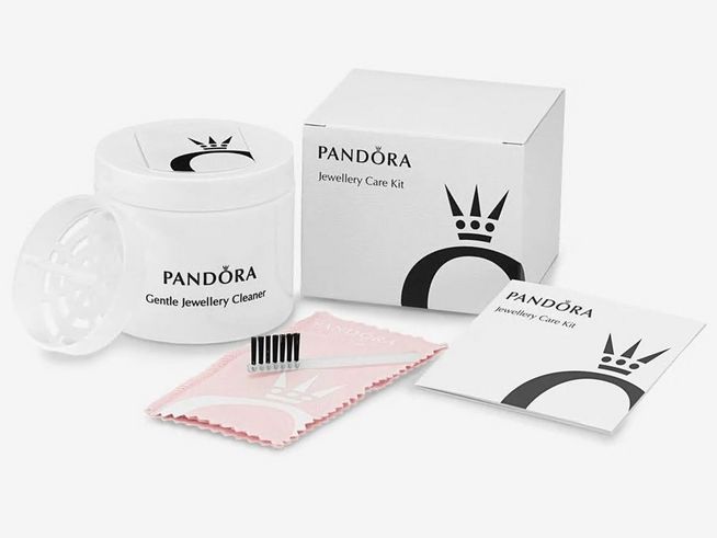 Pandora Pflege-Set Care Kit A002 für Ihren Schmuck von Juwelier Harnisch, bestehend aus einem sanften Schmuckreiniger, Bürste, Reinigungstuch und Anleitung in einer weißen Box.