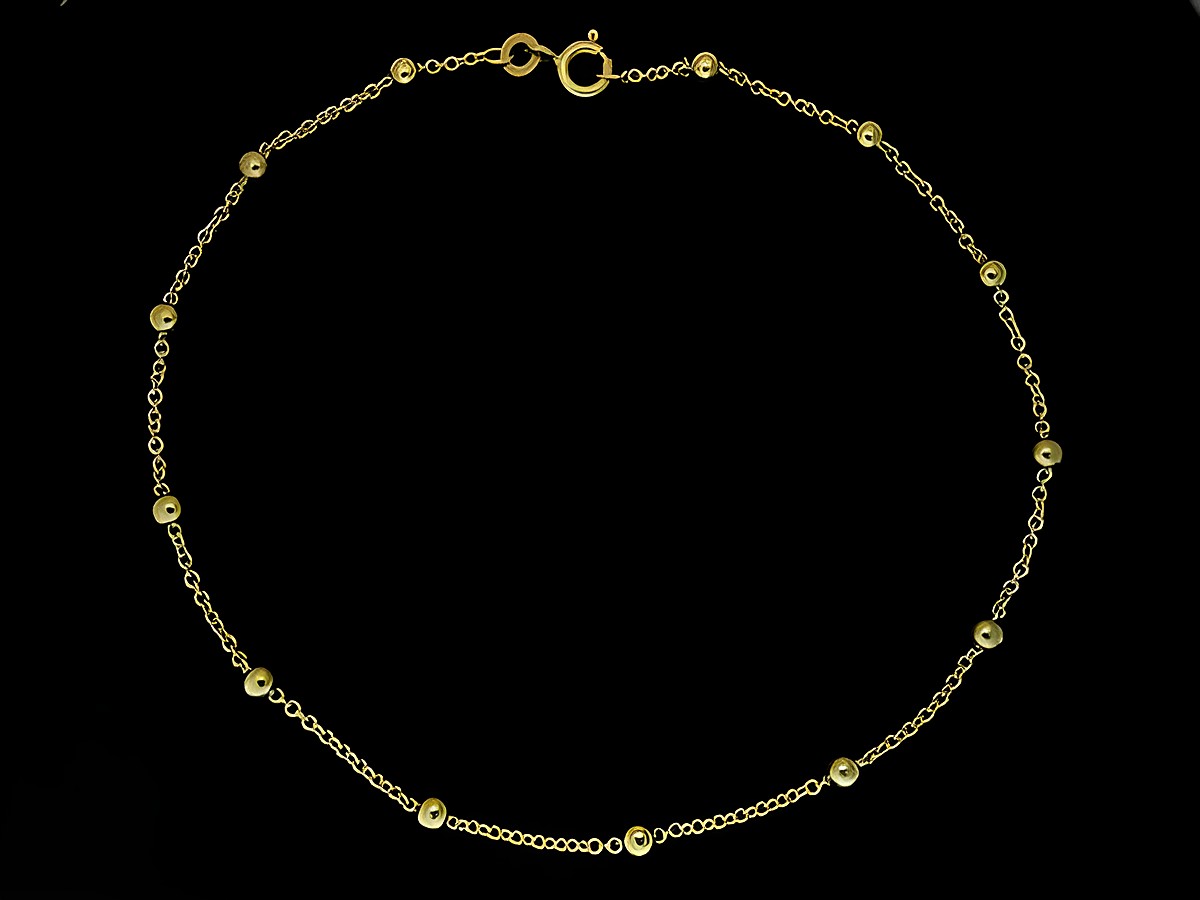 Fußkettchen aus 333 Gold, mit Rundankern und Kügelchen, versehen mit einem Federring, Länge 25 cm, hergestellt von Juwelier Harnisch, elegant und zeitlos in Design.