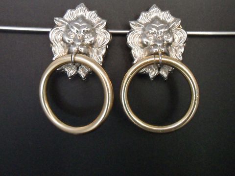 Ohrclip in zeitlosem Design mit silber- und kupferfarbenen Elementen, Hersteller Juwelier Harnisch, Gesamtgröße 58,3 mm. Elegantes Schmuckstück mit auffälligem Detail.