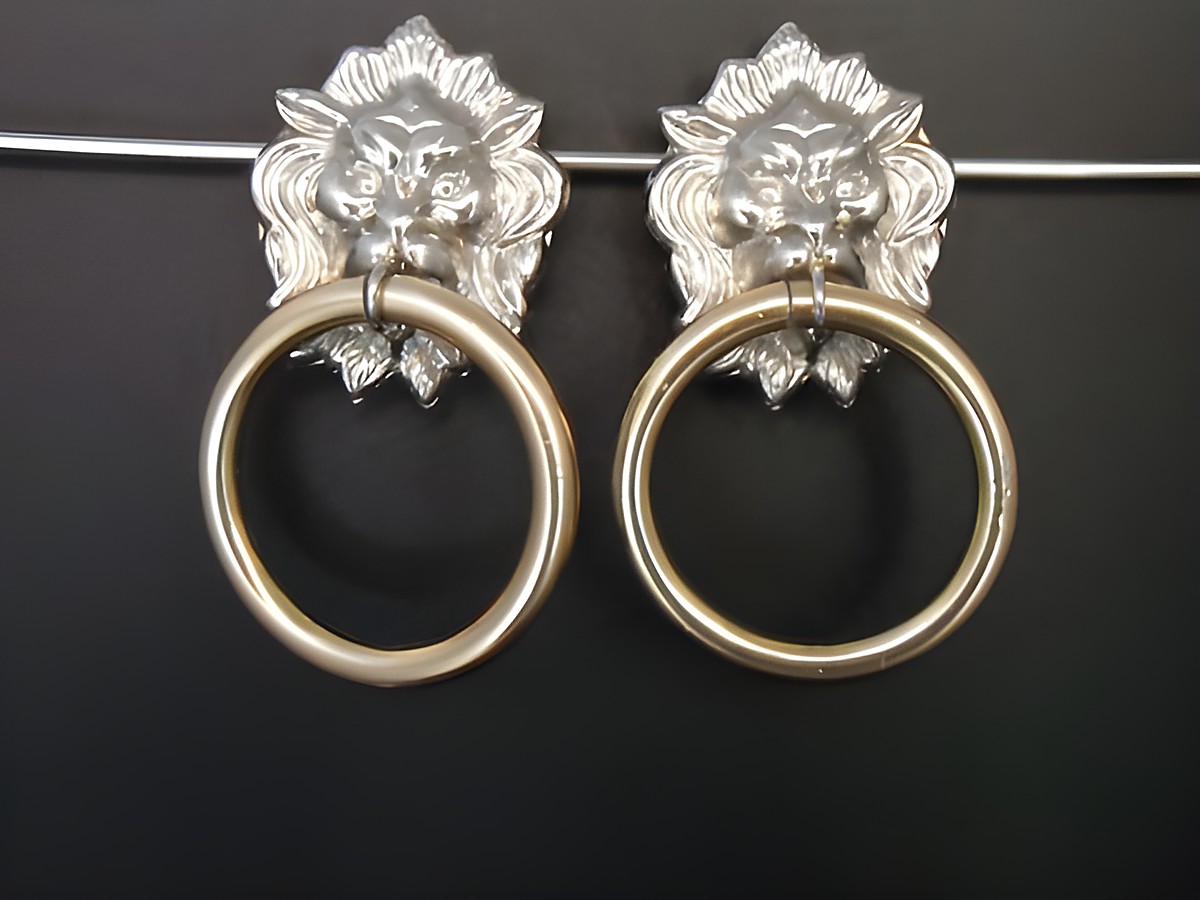 Ohrclip in zeitlosem Design mit silber- und kupferfarbenen Elementen, Hersteller Juwelier Harnisch, Gesamtgröße 58,3 mm. Elegantes Schmuckstück mit auffälligem Detail.
