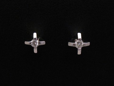 Ohrringe aus Weißgold 585 mit einem Diamanten von 0,06 ct. W/P1, elegant und zeitlos, hergestellt von Juwelier Harnisch, ideal für besondere Anlässe.