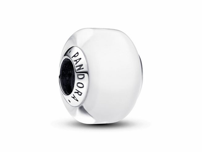 793118000-0 Weißes Murano-Glas Mini-Charm von Pandora, gefertigt aus Sterling Silber mit geschmeidiger, glatter Oberfläche und erkennbarer Pandora-Prägung an der Seite. Ideal für Armbänder und Schmuckkombinationen.