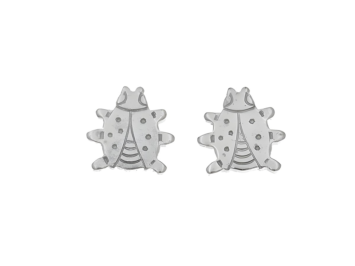 Ohrstecker in Form von niedlichen Marienkäfern aus poliertem Silber, hergestellt von Juwelier Harnisch, ideal für Kinder.