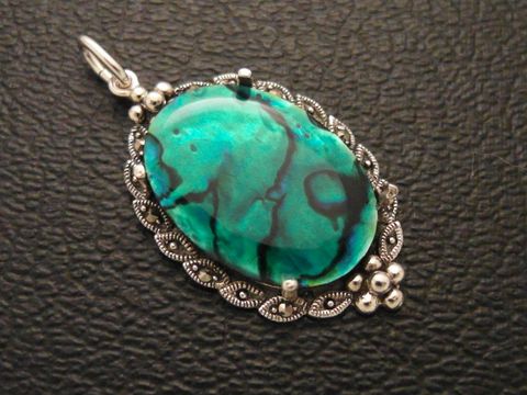 Cabochon Perlmutt grün Silber Medaillon Anhänger von Juwelier Harnisch, mit einem ovalen Cabochonstein in lebhaften Grüntönen und feiner Silberverzierung, ideal für eleganten Schmuck.