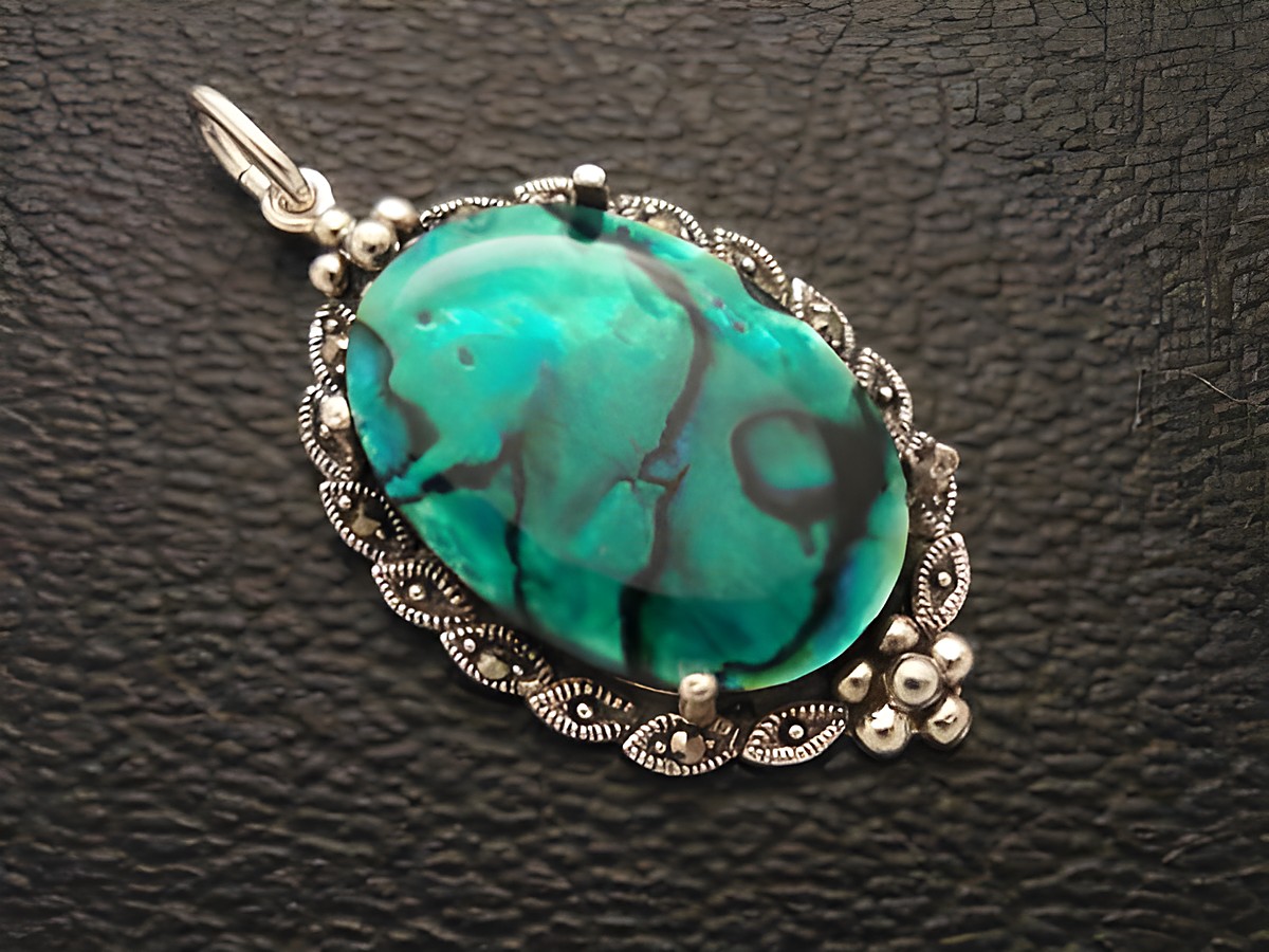 Cabochon Perlmutt grün Silber Medaillon Anhänger von Juwelier Harnisch, mit einem ovalen Cabochonstein in lebhaften Grüntönen und feiner Silberverzierung, ideal für eleganten Schmuck.