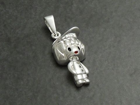 Junge Anhänger aus Sterling Silber 925 mit Zirkonia, in Form eines niedlichen Charakters mit Hut und Knöpfen, ideal für Kinder, hergestellt von Juwelier Harnisch.