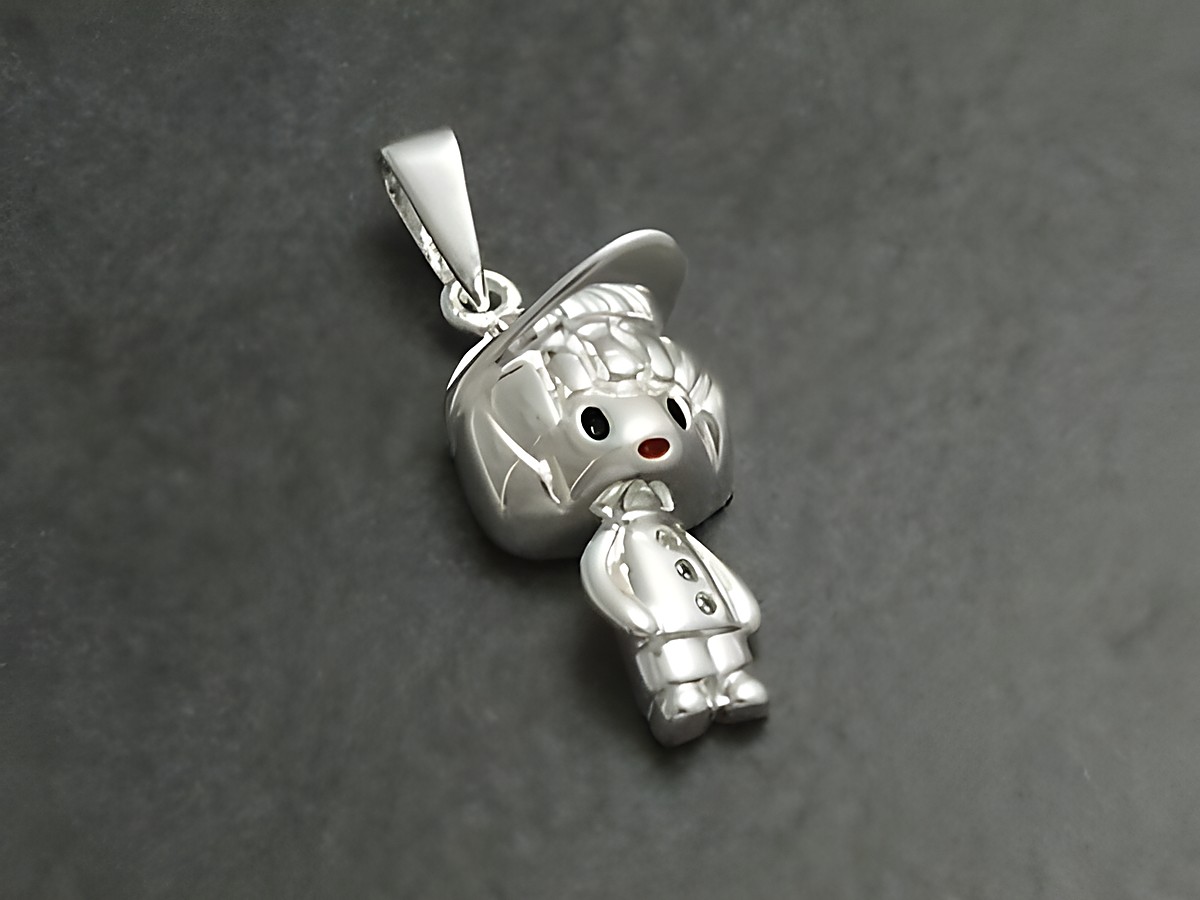 Junge Anhänger aus Sterling Silber 925 mit Zirkonia, in Form eines niedlichen Charakters mit Hut und Knöpfen, ideal für Kinder, hergestellt von Juwelier Harnisch.