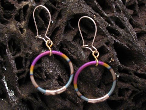 Bunte Titan Creolen mit Silber im Durchmesser von 17,5 mm, Hersteller Juwelier Harnisch, verziert mit farbigen Akzenten, elegant und modern, ideal für den täglichen Gebrauch.