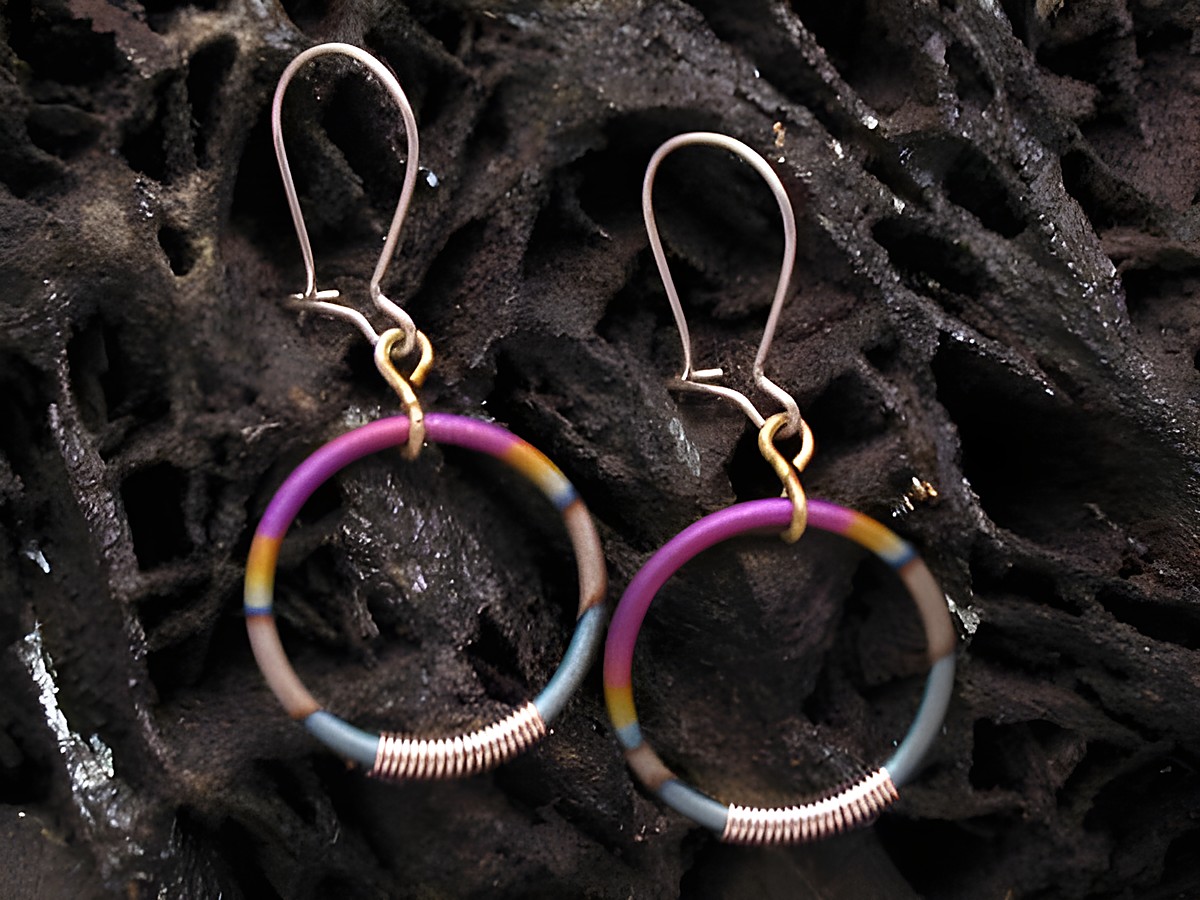 Bunte Titan Creolen mit Silber im Durchmesser von 17,5 mm, Hersteller Juwelier Harnisch, verziert mit farbigen Akzenten, elegant und modern, ideal für den täglichen Gebrauch.