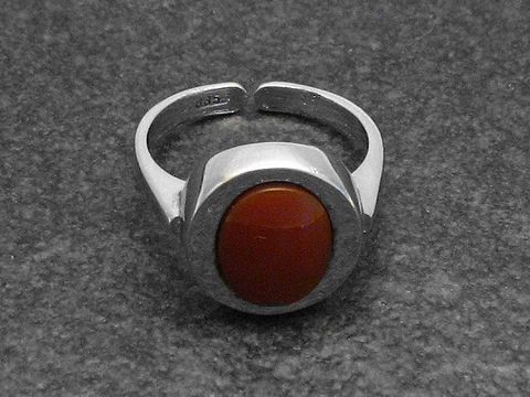 Silberring rho OVAL in verstellbarer Größe mit einem Karneolstein, rhodiniert, von Juwelier Harnisch, elegantes Design, ideal für den alltäglichen Gebrauch oder besondere Anlässe.