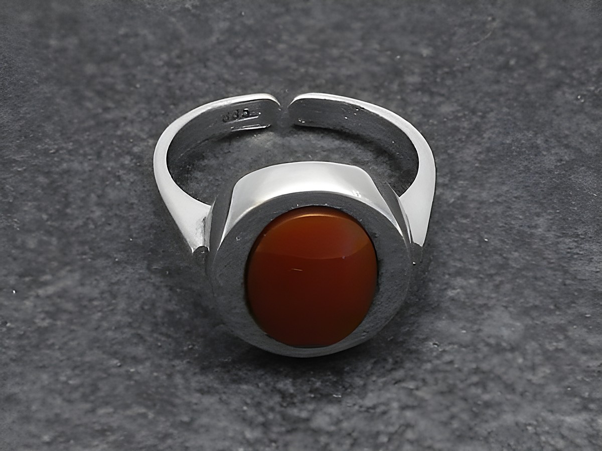 Silberring rho OVAL in verstellbarer Größe mit einem Karneolstein, rhodiniert, von Juwelier Harnisch, elegantes Design, ideal für den alltäglichen Gebrauch oder besondere Anlässe.