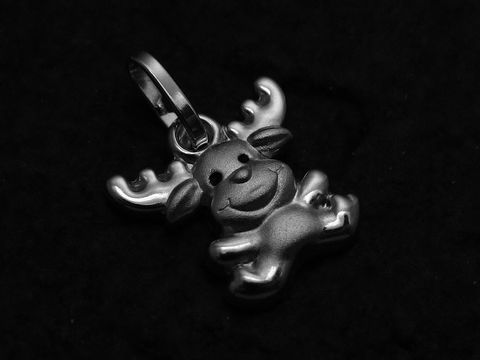 Niedlicher Anhänger Elch Rentier aus 925 Sterling Silber, ideal für Kinder, Hersteller Juwelier Harnisch. Der Anhänger zeigt ein fröhliches Rentier mit ausgeprägten Hörnern.