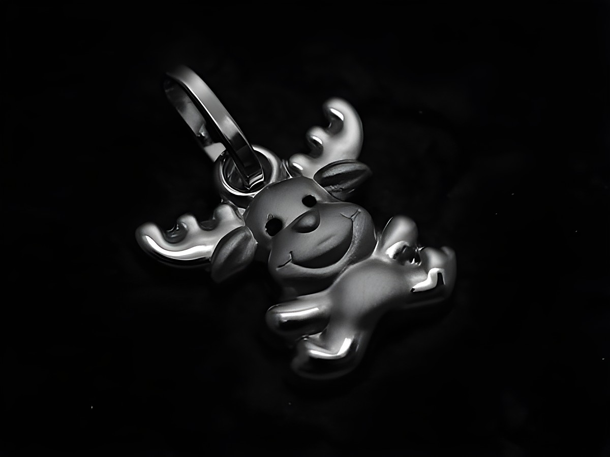 Niedlicher Anhänger Elch Rentier aus 925 Sterling Silber, ideal für Kinder, Hersteller Juwelier Harnisch. Der Anhänger zeigt ein fröhliches Rentier mit ausgeprägten Hörnern.