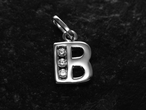 Silber rhodiniert Anhänger in Form des Buchstabens B mit Zirkonia-Steinen, Hersteller Juwelier Harnisch, elegantes und modernes Design. Ideal als persönliches Schmuckstück oder Geschenk.