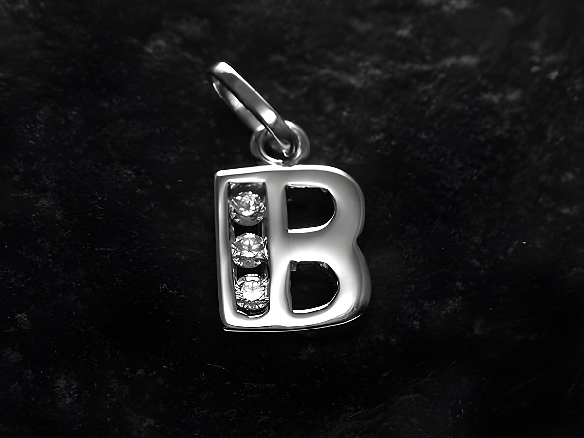 Silber rhodiniert Anhänger in Form des Buchstabens B mit Zirkonia-Steinen, Hersteller Juwelier Harnisch, elegantes und modernes Design. Ideal als persönliches Schmuckstück oder Geschenk.