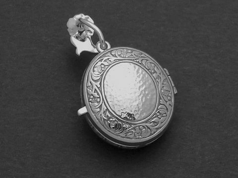 Runder Medaillon Grant königlich nostalgisch aus Sterling Silber, verziert mit filigranen Mustern und einer leicht gehämmerten Oberfläche, Hersteller Juwelier Harnisch.