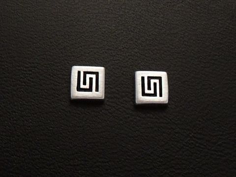 Ohrstecker LABYRINTH aus 925 Sterling Silber, quadratisch mit schwarzem Muster, Hersteller Juwelier Harnisch, ohne Stein, elegantes und modernes Design für jeden Anlass.