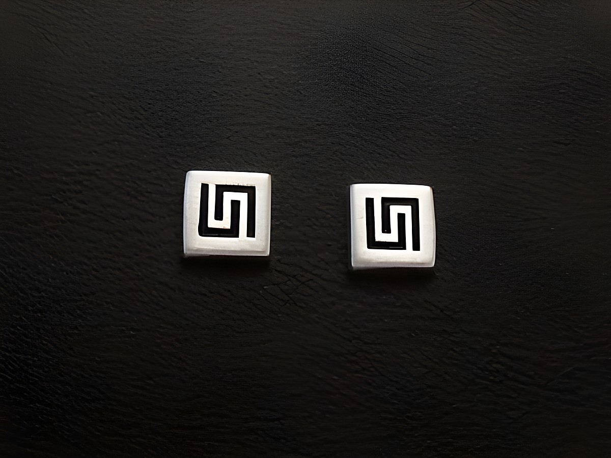 Ohrstecker LABYRINTH aus 925 Sterling Silber, quadratisch mit schwarzem Muster, Hersteller Juwelier Harnisch, ohne Stein, elegantes und modernes Design für jeden Anlass.