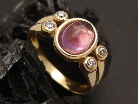 Goldring bezaubernd Gold 750 mit einem ovalen Amethyst und Zirkonia-Steinen, Größe 57, Hersteller Juwelier Harnisch, bis Größe 58/18,5, elegant und ansprechend gestaltet.
