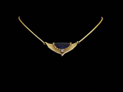 Gold Collier mit Panzer-Design, edel mit Zirkonia und Lapis, 43 cm lang, 333 Gold, Hersteller: Juwelier Harnisch, Mittelteil des Colliers zeigt filigrane Details und edle Steine.