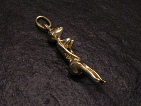Stammesfrau Anhänger aus Silber vergoldet, abstrakte Form mit geschwungenen Linien, elegant gestaltet, hergestellt von Juwelier Harnisch, ideal als modisches Schmuckstück.