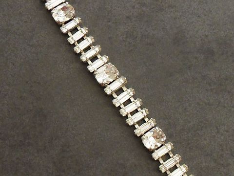 Strass Armband galant in Weiß mit einer Länge von 18 cm und silberfarbener Fassung, hergestellt von Juwelier Harnisch, ideal für besondere Anlässe.